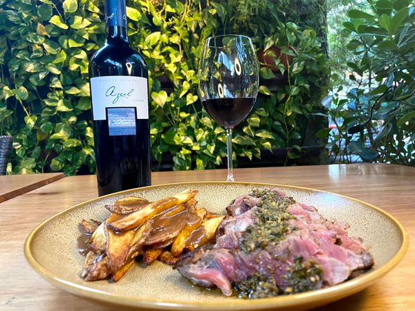 Ancho fatiado e fritas caseiras com molho roti, prato servido no jantar harmonizado de primavera do restaurante Don Aguilar