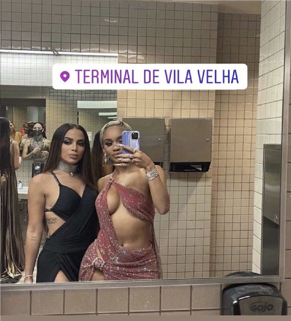 Anitta e Saweetie vão parar no terminal de Vila Velha em meme de foto tirada no banheiro do Met Gala 2021