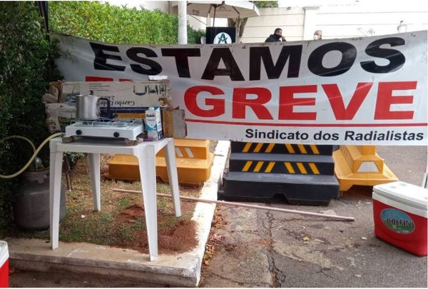 Greve na porta da RedeTV! por reajuste salarial
