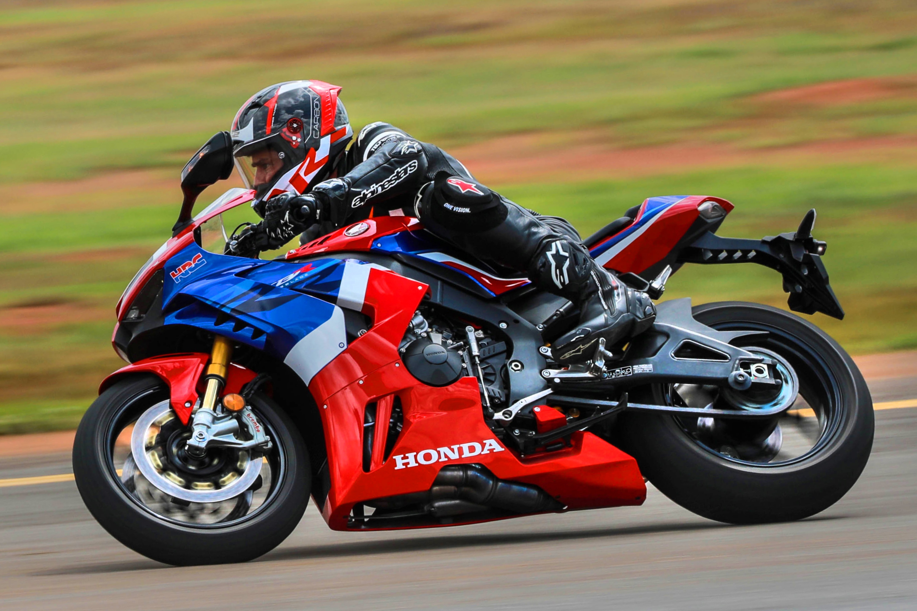 Nova Honda CBR 1000RR-R chega ao País mais potente e esportiva