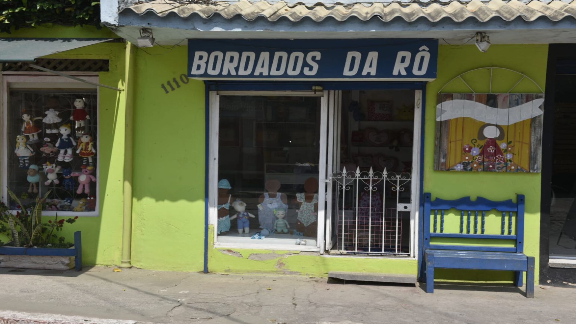 Fotos mostram muros, placas e outras estruturas cobertas por artes coloridas com referências da região da Barra do Jucu, em Vila Velha