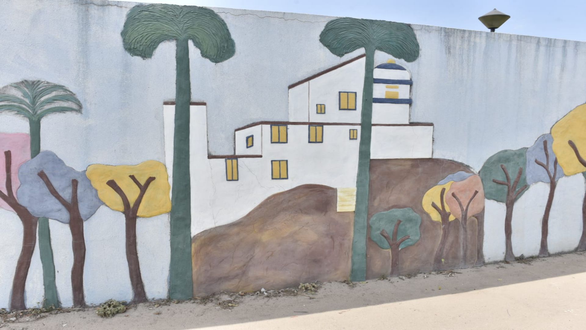 Fotos mostram muros, placas e outras estruturas cobertas por artes coloridas com referências da região da Barra do Jucu, em Vila Velha