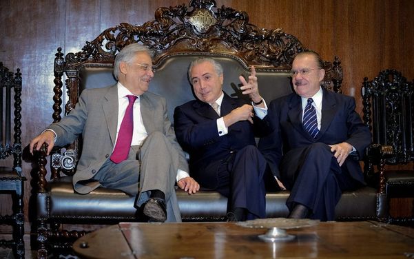 O ex-presidentes Fernando Henrique Cardoso (esq.), Michel Temer (centro) e José Sarney no Senado, em junho de 2011 