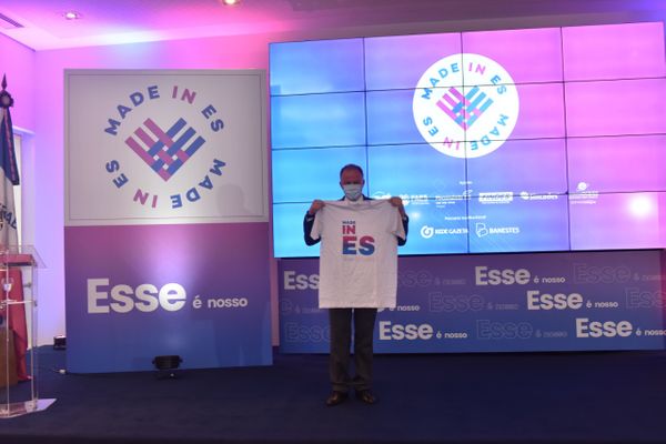 Renato Casagrande veste a camiseta do movimento Made in ES 