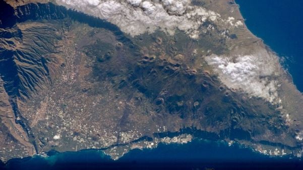 Vulcão que pode causar tsunami no Brasil entra em alerta para erupção | A Gazeta