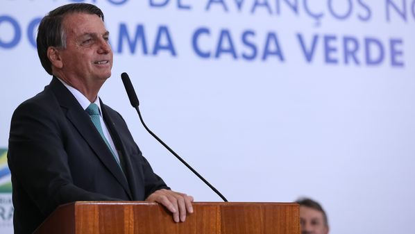 Com a alta dos combustíveis comprometendo sua popularidade, Bolsonaro tem feito uma série de críticas à Petrobras e aos impostos cobrados por governadores