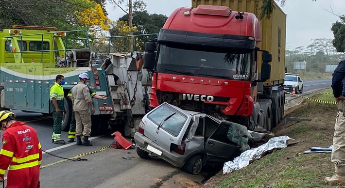Pai e filha estavam no carro e morreram no local. A batida aconteceu por volta das 7h da manhã desta sexta-feira (17)