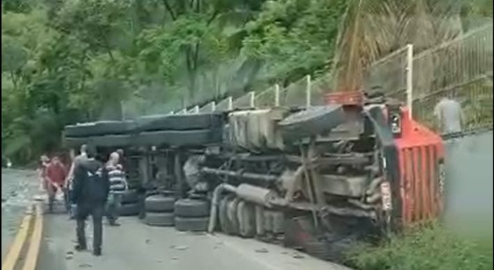 Veículo descia a rodovia ES 164, no distrito de Soturno, quando tombou e atingiu o muro de uma empresa na tarde desta sexta-feira (17)