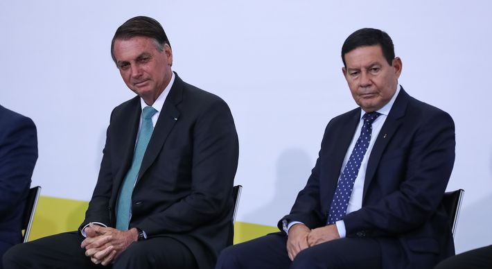 Vice-presidente Hamilton Mourão afirmou que deve haver pedido de vista ou arquivamento. Ações miram disparos de mensagem em massa durante as eleições de 2018