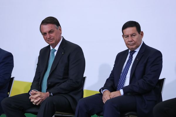 O presidente Jair Bolsonaro ao lado do vice Mourão