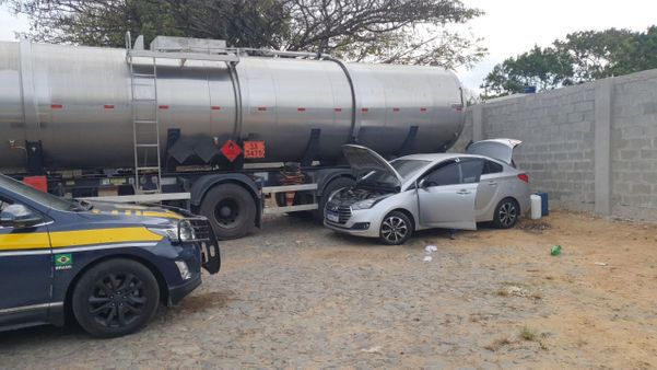 Policiais Rodoviários Federais flagaram funcionários de transportadora transferindo combustível de caminhão-tanque para galões de plástico