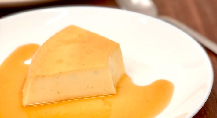 O ingrediente fundamental para deixar o creme com a consistência firme é a folha de gelatina, que é cozida no micro-ondas