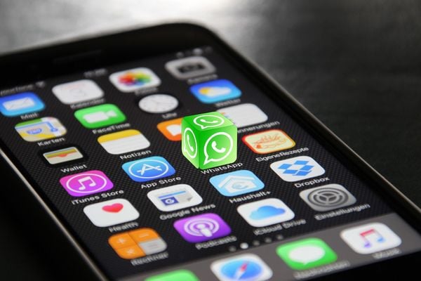 Celular com vários apps, com destaque para o aplicativo de troca de mensagens WhatsApp