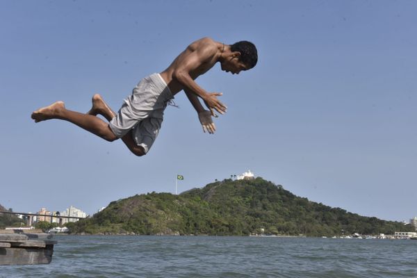 Com vista para o Convento da Penha, jovens tomam banho de mar na Praça do Papa por Ricardo Medeiros