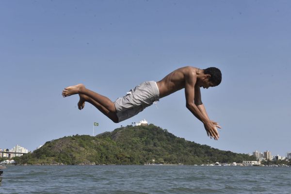 Com vista para o Convento da Penha, jovens tomam banho de mar na Praça do Papa por Ricardo Medeiros