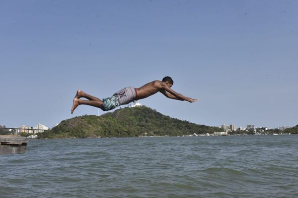 Com vista para o Convento da Penha, jovens tomam banho de mar na Praça do Papa por Ricardo Medeiros