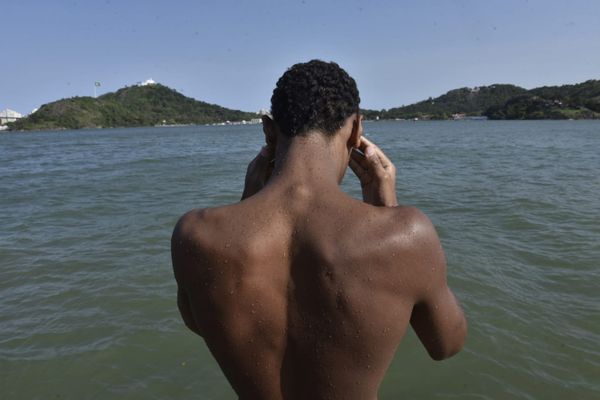 Jovens aproveitam o calor em Vitória para banho de mar na Praça do Papa por Ricardo Medeiros