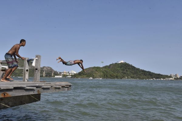 Jovens aproveitam o calor em Vitória para banho de mar na Praça do Papa por Ricardo Medeiros