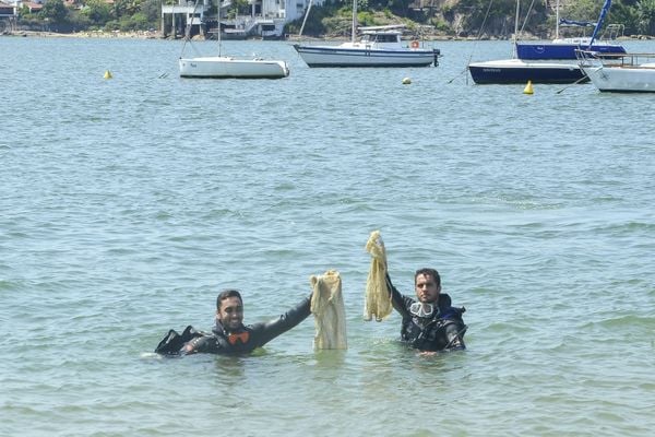 Mergulhadores retiraram lixo da baía de Vitória