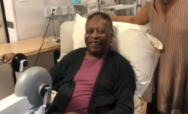 Pelé se recupera em hospital de SP