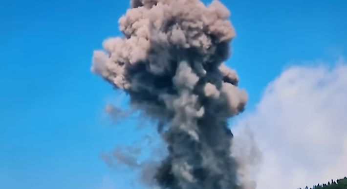 Segundo a Guarda Civil Espanhola, fluxos da lava, que seguem em direção ao mar, destruindo casas e fechando estradas, ainda estão ativos; seis rodovias estão interditadas na região.