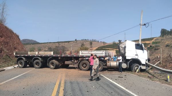 Granito cai em área de mata, mas carreta fica atravessada em rodovia estadual em São Domingos do Norte