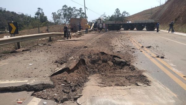 Granito cai em área de mata, mas carreta fica atravessada em rodovia estadual em São Domingos do Norte