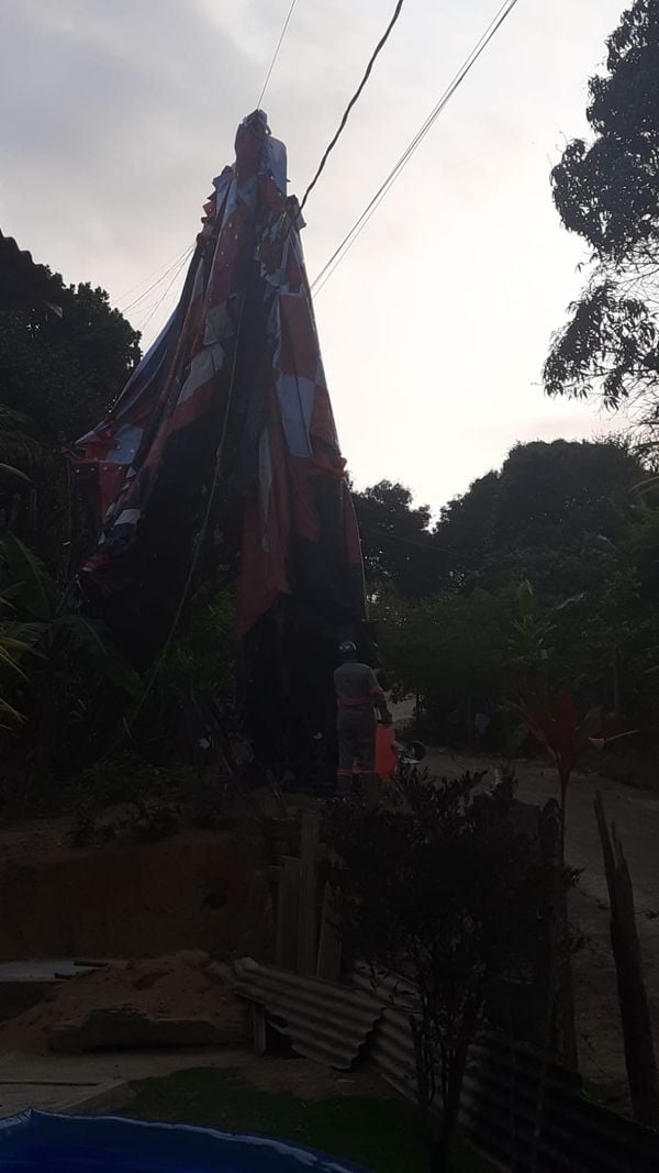 Um balão caio sobre duas casas do bairro São João Batista, em Cariacica, na tarde deste domingo (19)