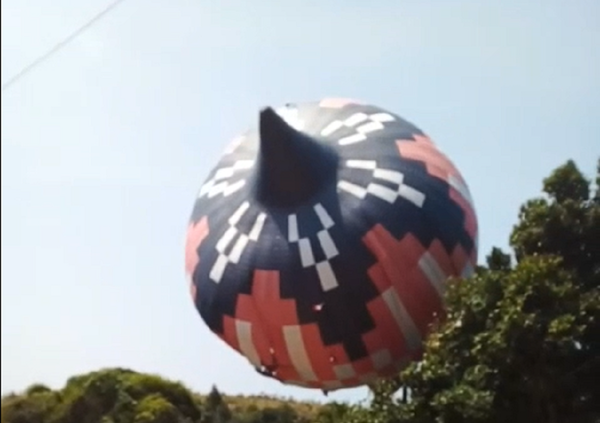 Um balão caio sobre duas casas do bairro São João Batista, em Cariacica, na tarde deste domingo (19)