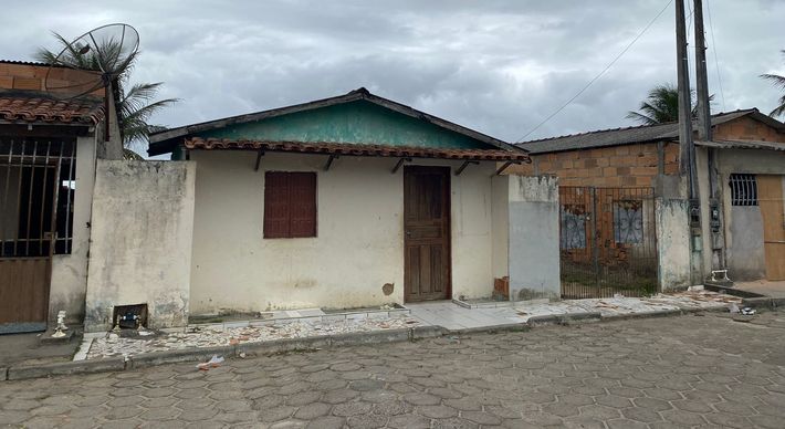 Jonas Novais, de 23 anos, e Kêmilly Santos do Sacramento, de 29 anos, foram encontrados mortos. O filho dela, de 12 anos, foi atingido na costela e acabou não resistindo