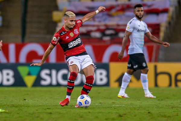 Borja, ao fundo, fez o gol da vitória do Grêmio contra o Flamengo