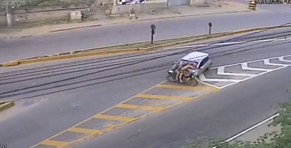 Motociclistas ficam feridos ao serem arremessados por carro em Cachoeiro 
