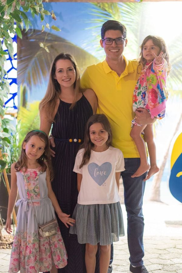 O aniversariante Mazinho dos Anjos, Ludmila Machado dos Anjos e as filhas Catarina Machado dos Anjos, 7 anos, Manuela Machado dos Anjos, 5 anos e Luiza Machado dos Anjos, 3 anos