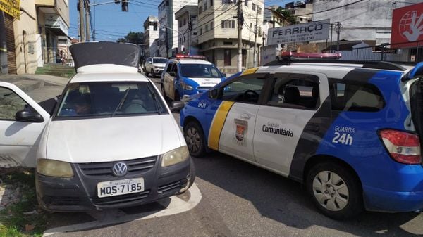 O homem que conduzia o carro branco estava acompanhado de uma advogada e acabou sendo detido à Delegacia Regional de Vitória