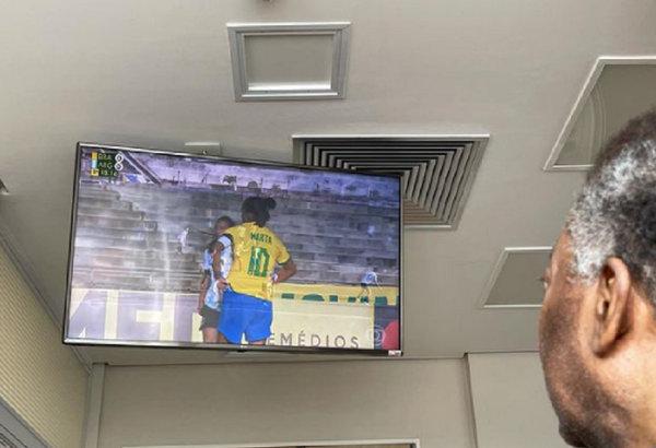Pelé acompanha jogo da seleção feminina