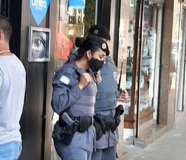 Polícia Militar foi acionada após mulher ser trancada por assaltante em loja no Centro de Vitória