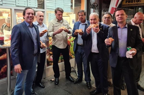 Presidente Jair Bolsonaro e comitiva comem pizza na calçada de NY