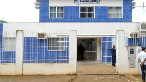 Testemunhas relataram que dois suspeitos chegaram de moto e atiraram contra a vítima; segundo a família, rapaz vinha sendo ameaçado