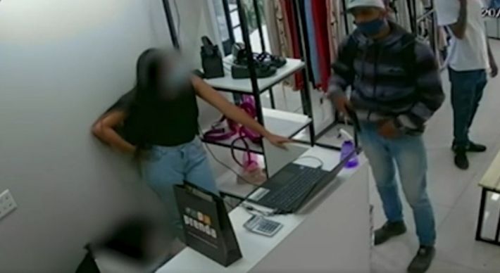 Dois homens entraram na loja se passando por clientes, renderam as funcionárias e levaram celulares e um notebook