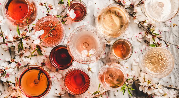 Entenda a origem desses cheiros na bebida e permita-se identificar traços de rosa, jasmim e camomila entre um gole e outro