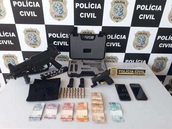 A polícia apreendeu uma pistola calibre 9mm, 36 munições e dinheiro relacionado ao tráfico de drogas