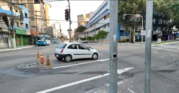Acidente entre dois veículos no cruzamento da Reta da Penha com a Av. Desembargador Santos Neves