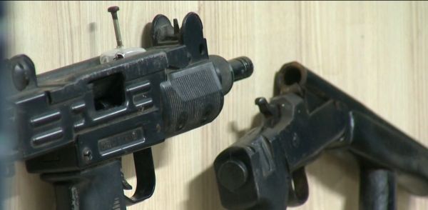 Armas e drogas foram apreendidas na casa dos suspeitos