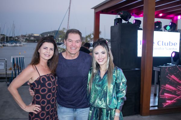 Corina Moschen, Carlos Moschen e a DJ Jess Benevides, que agitou o fim de tarde no Iate Clube do Espírito Santo neste sábado (18) no evento Embarque Nessa Festa. 