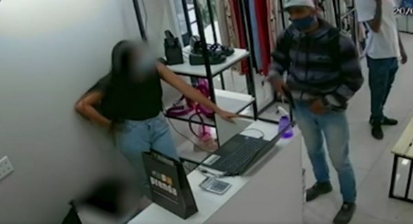 Dupla rende funcionárias e levam celulares e notebook em assalto a loja na Serra