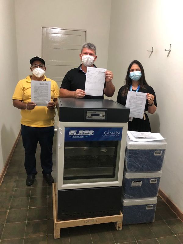 Leonardo Finco, prefeito de Governador Lindenberg, e Joneci Inácio de Oliveira, secretário municipal de Saúde, recebem doações da Rede Gazeta