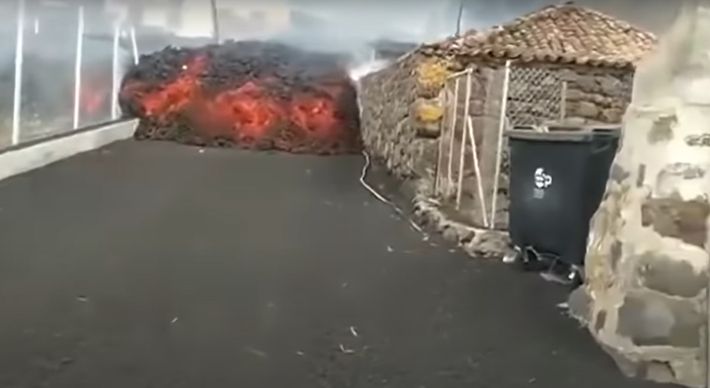 O vulcão Cumbre Vieja, em La Palma, nas Ilhas Canárias, entrou em erupção no domingo (19) e provocou debate sobre possibilidade de tsunami no Brasil