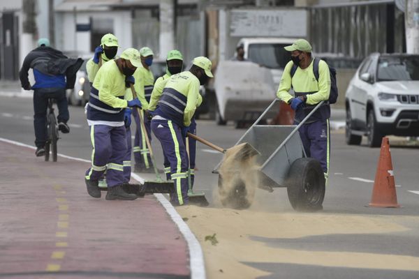 Fortes ventos levam areia para a pista em Vila Velha por Ricardo Medeiros