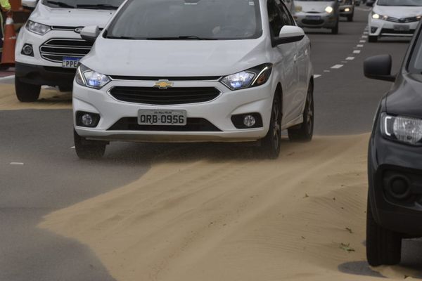 Fortes ventos levam areia para a pista em Vila Velha por Ricardo Medeiros