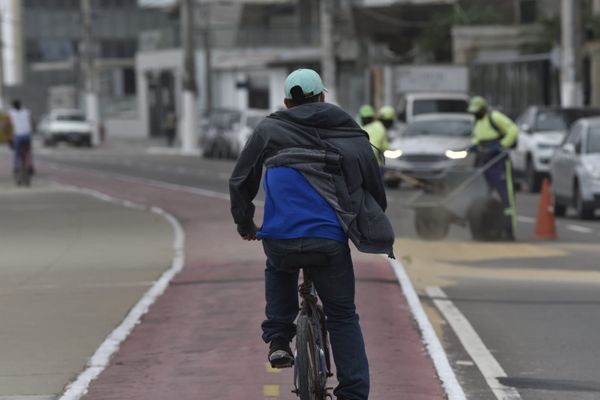 Fortes ventos levam areia para a pista em Vila Velha por Ricardo Medeiros